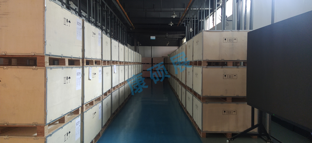 康碩展2000平米戶外格柵屏出貨，重量輕，風(fēng)荷載小，IP67防水，高效能低功耗，易安裝、方便維護(hù)！