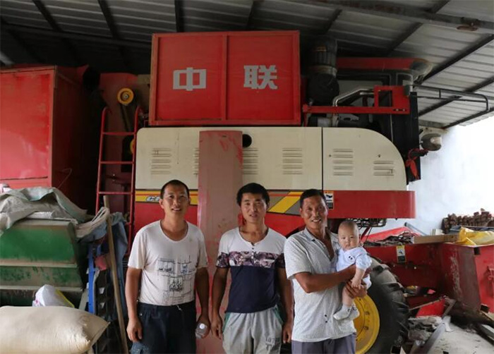 駐馬店苑先生采購鄭州中聯4HZJ-2500自走式花生撿拾收獲機 1-2.jpg