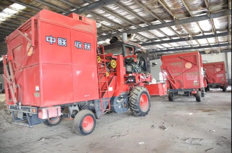 買花生收獲機認準中聯收獲,村支書的推薦準沒錯
