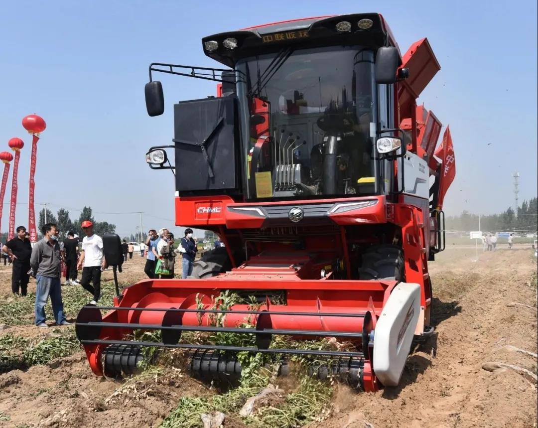 中聯收獲在石家莊花生生產農機推廣田間日活動上大顯神威,用戶直接提兩臺一年作業兩千多畝