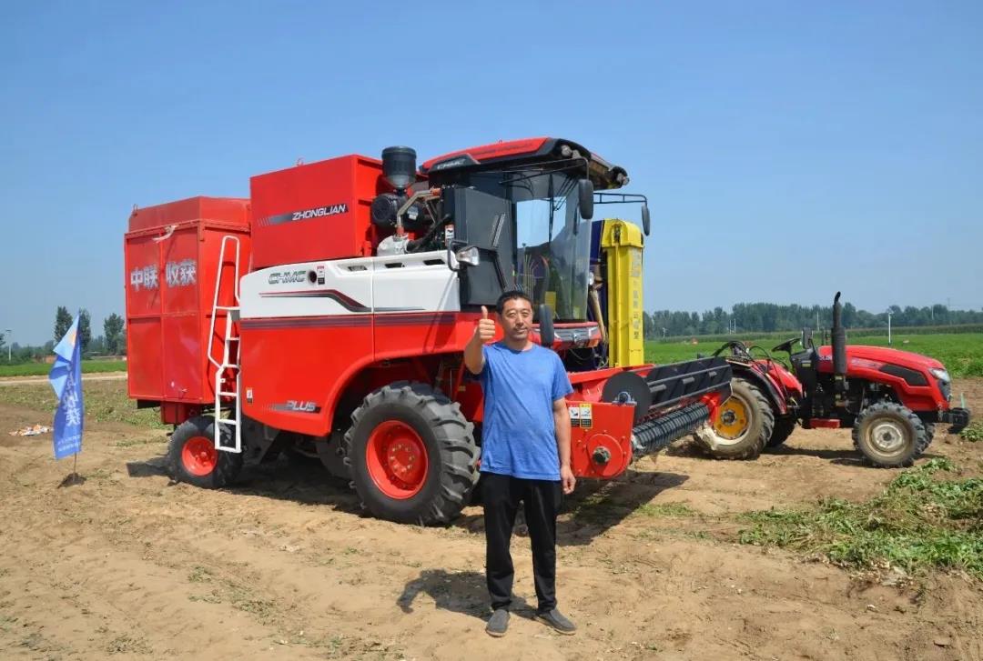 中聯收獲在石家莊花生生產農機推廣田間日活動上大顯神威,用戶直接提兩臺一年作業兩千多畝