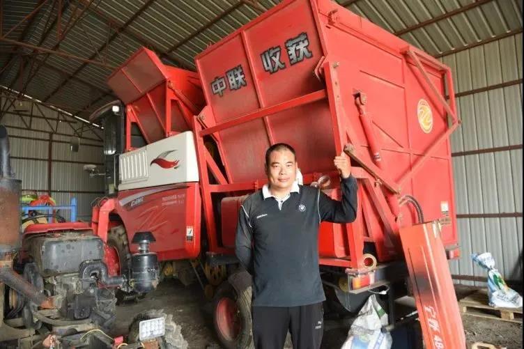 中聯收獲花生機質量有多強?收一千多畝連根皮帶都沒換 1637132307762875.jpg