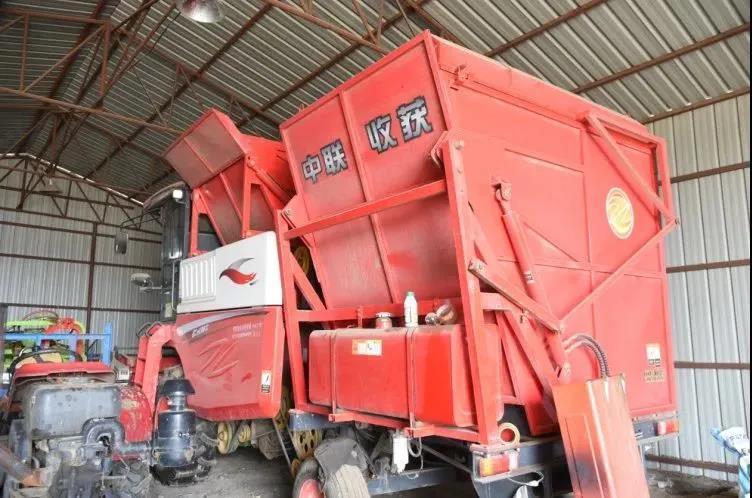 中聯收獲花生機質量有多強?收一千多畝連根皮帶都沒換 1637132343910978.jpg