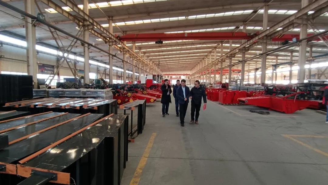 熱烈歡迎中國農機工業協會代表團蒞臨鄭州中聯參觀指導工作 12.245.jpg