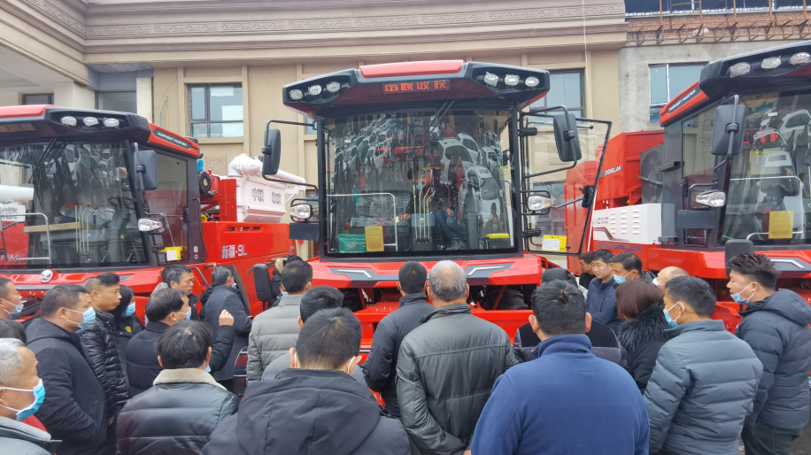 2022中聯收獲新款收割機閃耀亮相駐馬店及保養方法 1644374757(1).jpg