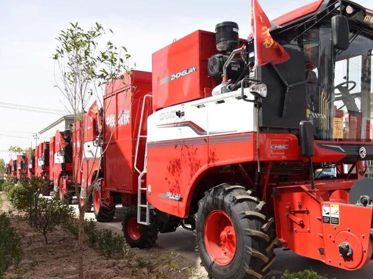 花生收獲跨區作業中聯收獲,來自明星跨區隊長的肯定 611-2.jpg