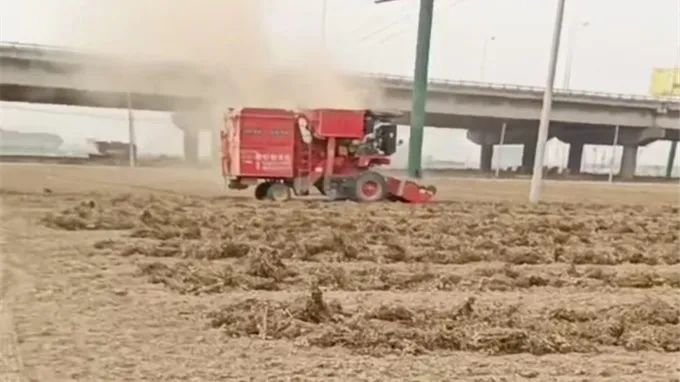 為什么“老機手”焦現偉再次購買中聯收獲花生機 718-3.jpg