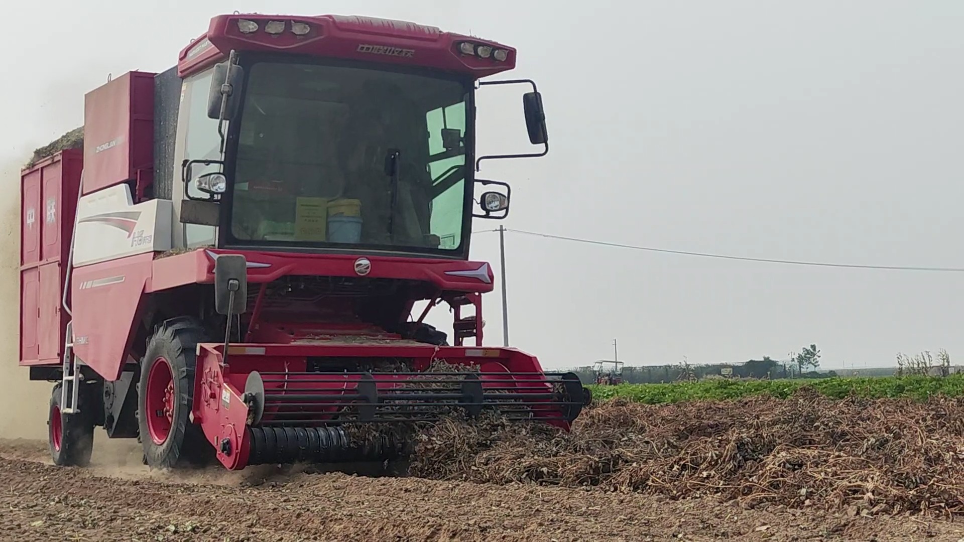 河南南陽屈師傅:<a href='http://www.goldbank24.com' target='_blank' title='中聯收獲' ><strong>中聯收獲</strong></a>,品質好效率高,買花生機就選中聯收獲 1751594966815627.jpg